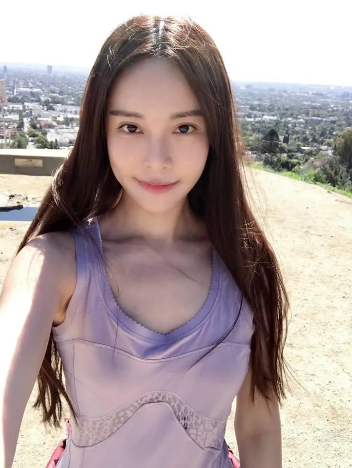 Piano Goddess Cathryn Li, Supermodel Elegance and V-Line Abs photo 3