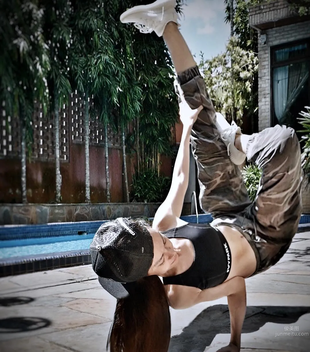 Piano Goddess Cathryn Li, Supermodel Elegance and V-Line Abs photo 37