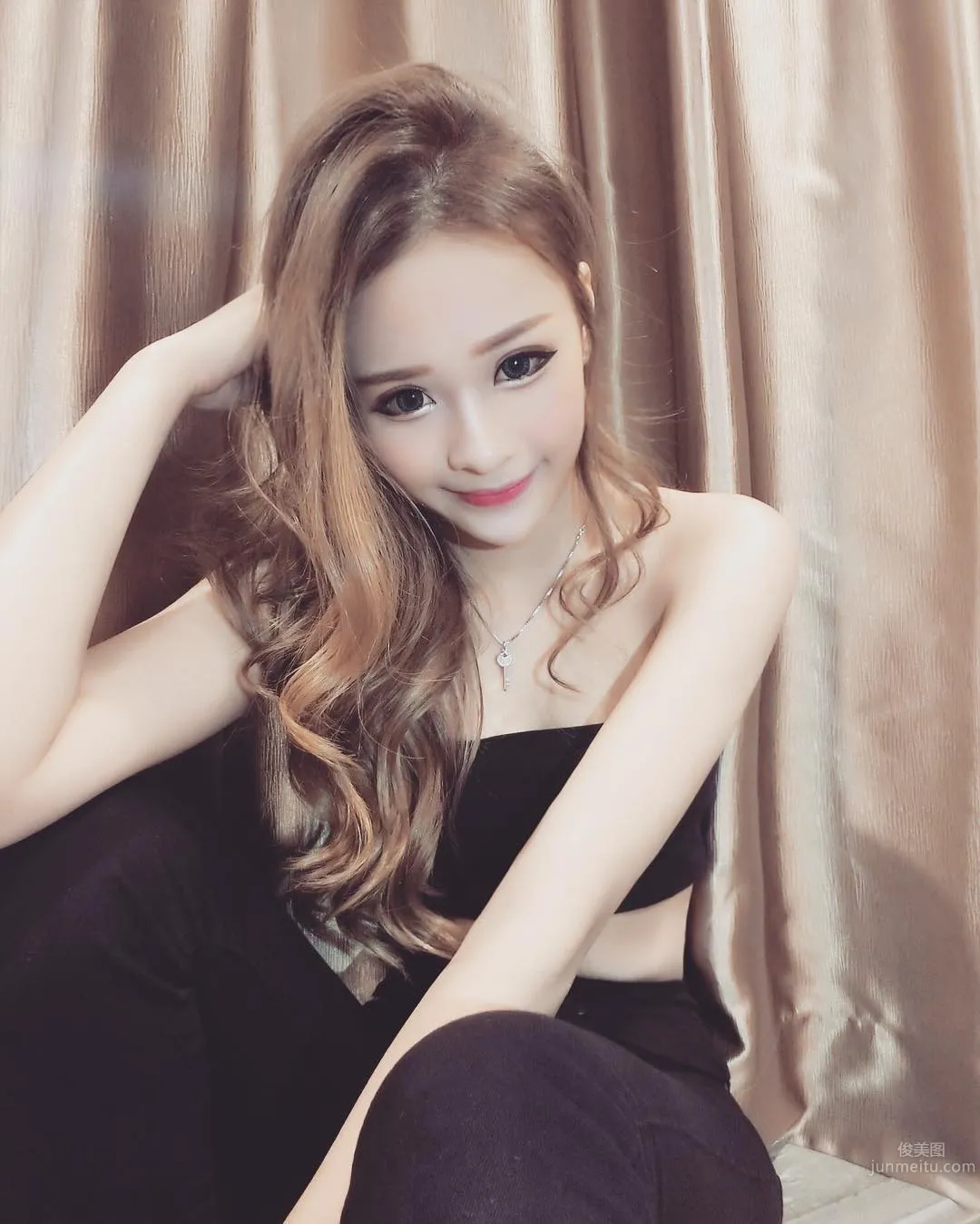 Beautiful Makeup Artist Suki Yap, Proud Cleavage Hot Enough to Flip photo 8