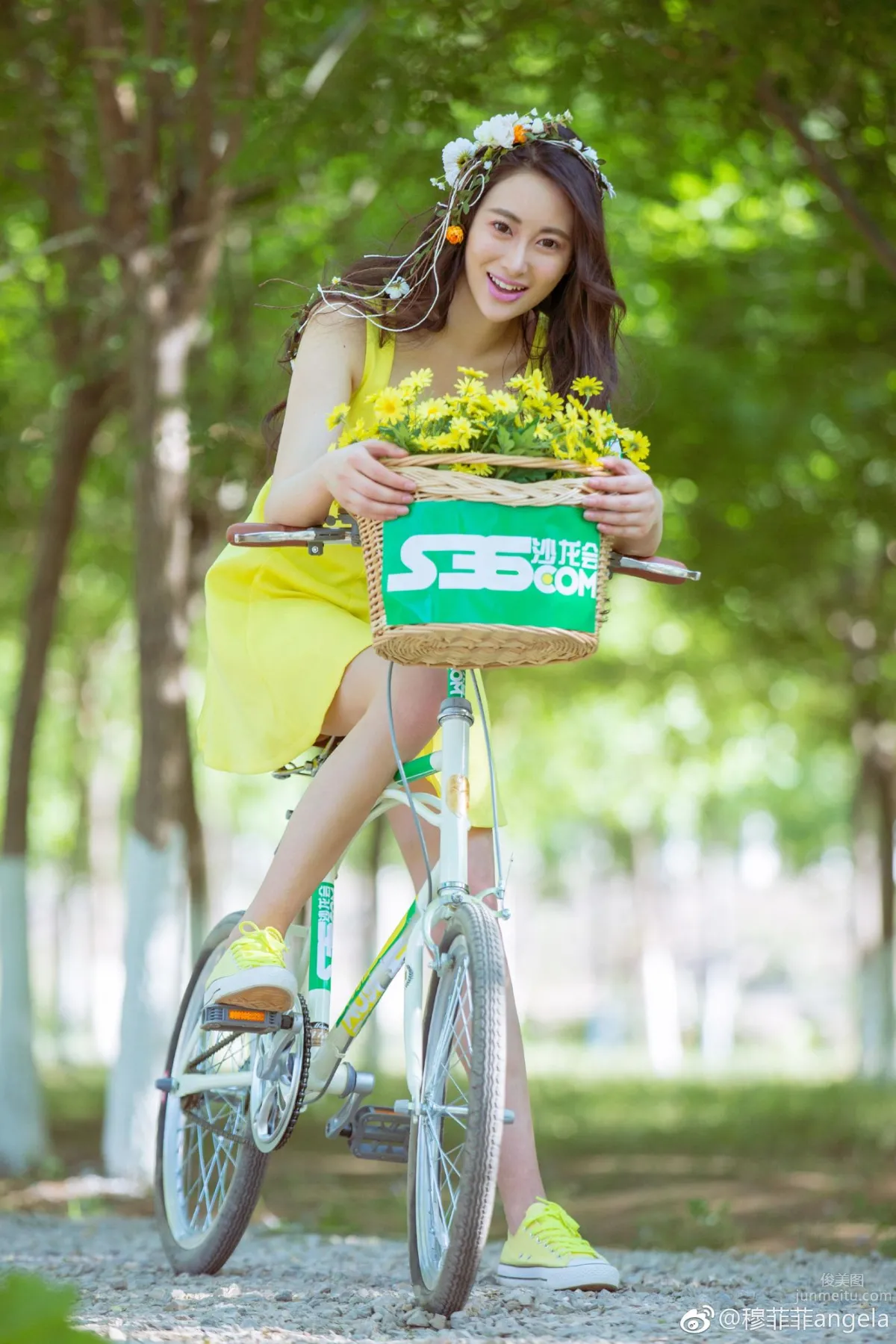 Yellow Shirt Beauty Mu Feifei, Refreshing Outdoor Beautiful Photo photo 2