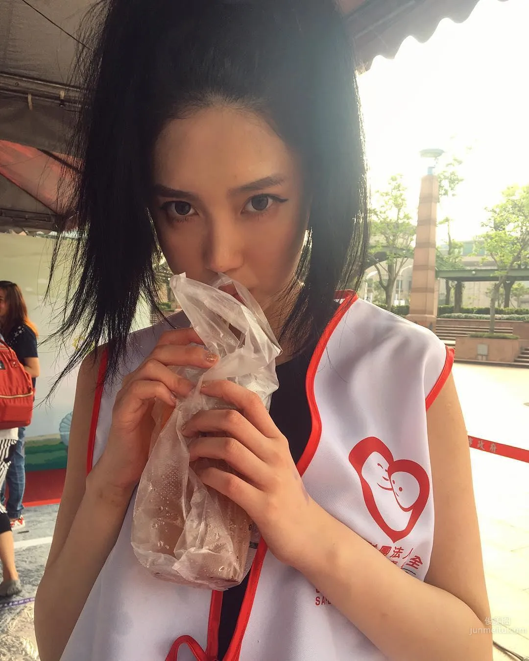 台湾正妹Karen Chao 牛仔裤背心超吸睛_0