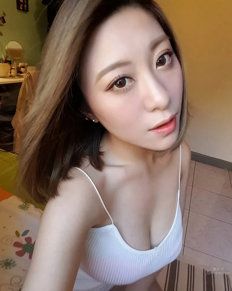 Pretty Counter Girl Xie Peipei, Beach Bikini Playing in the Water photo 6