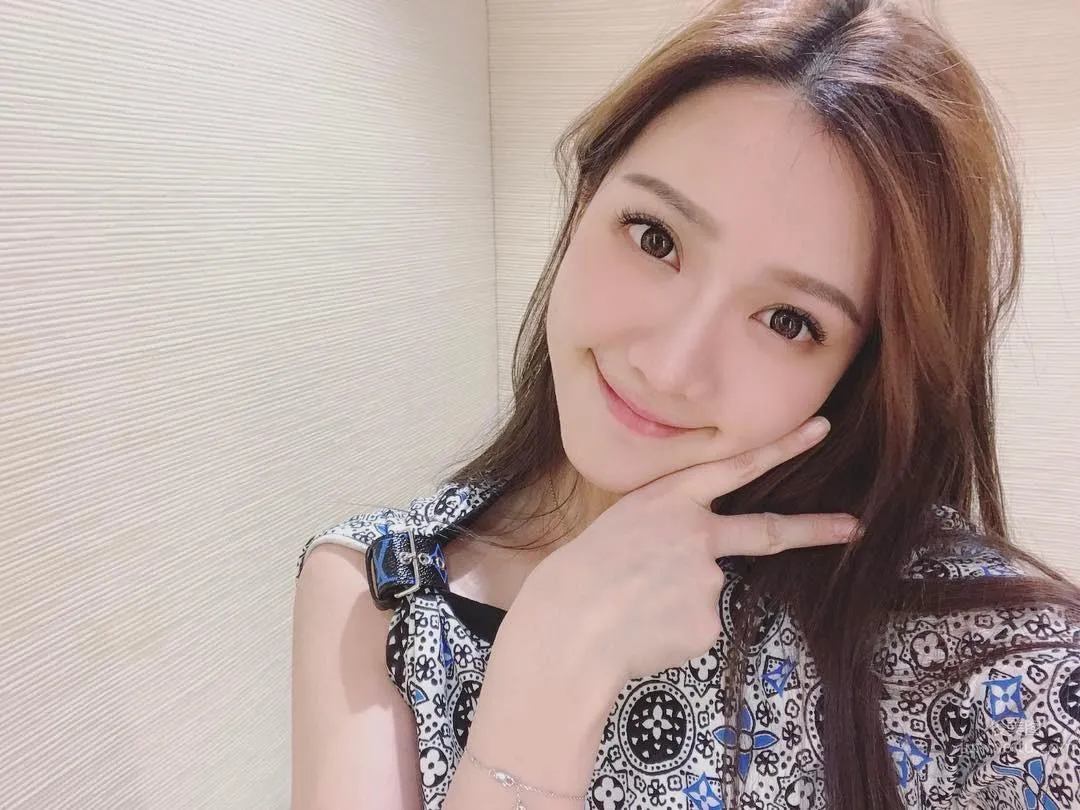 Fashionable Elegant Beauty ZY Danuan Warm Private Shoot Photos photo 9