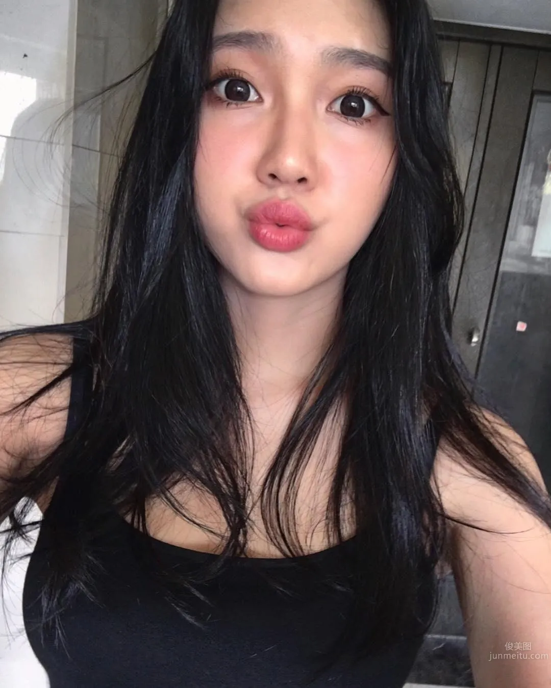 台湾正妹Karen Chao 牛仔裤背心超吸睛_1