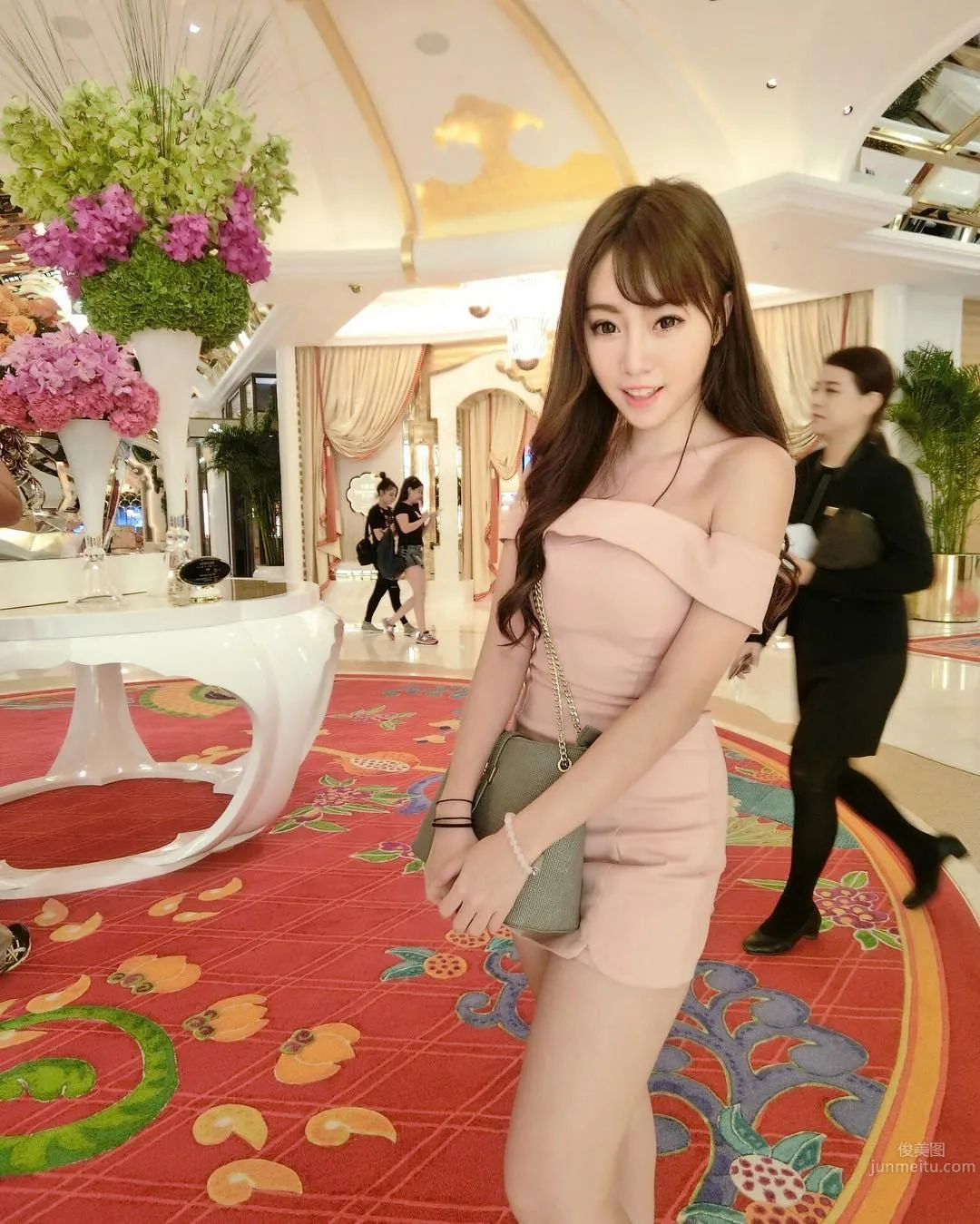 The Little Pony in Finance Is Too Eye-Catching, Fair Skin and Beautiful Looks and Strong Career Ambition photo 18