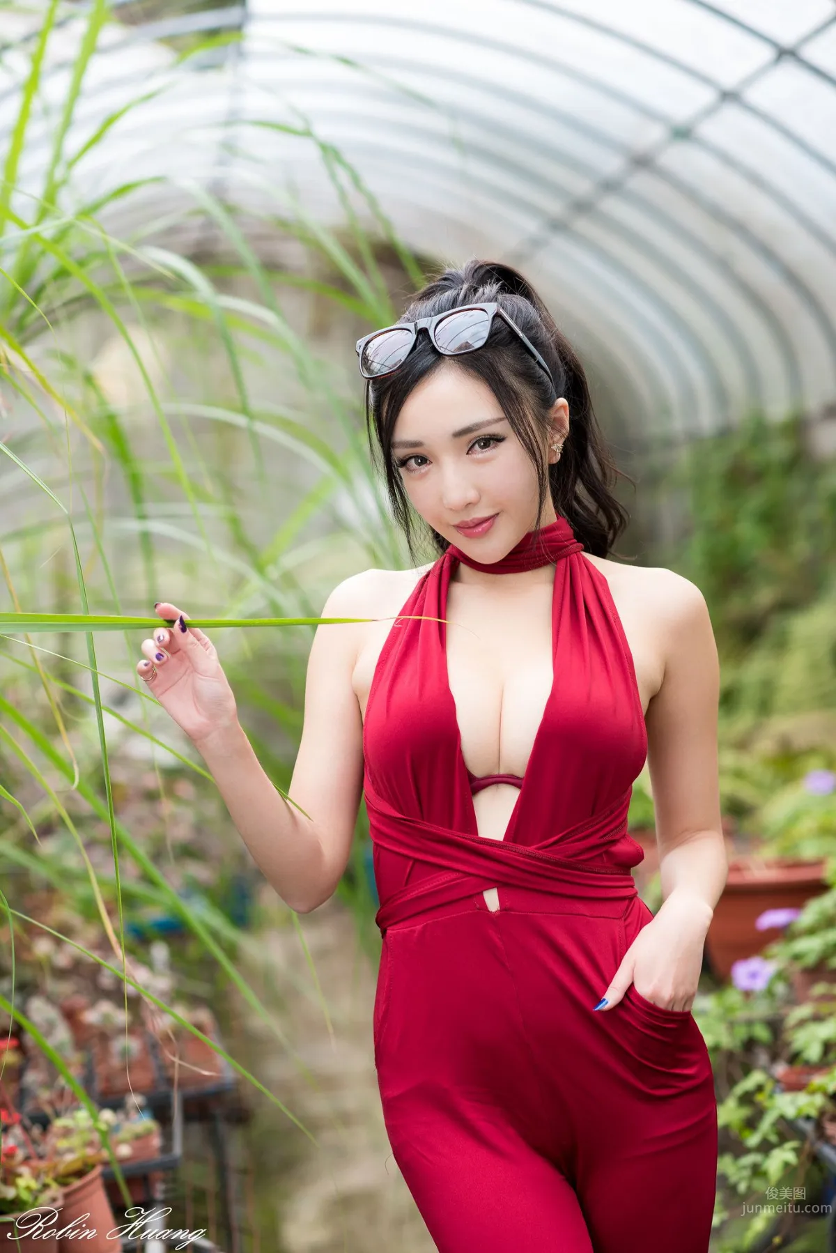 趙芸- 成熟女人寫真之深紅開胸長裙 6