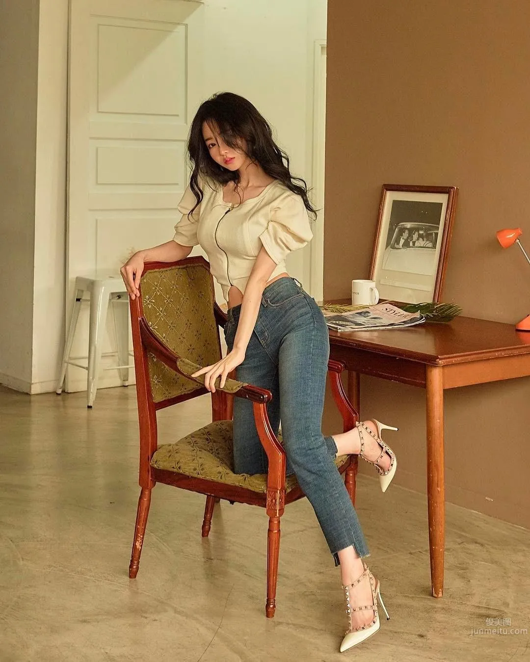 精灵系少女误闯丛林长裙飘扬，不忘对镜头放送爱心舞_10