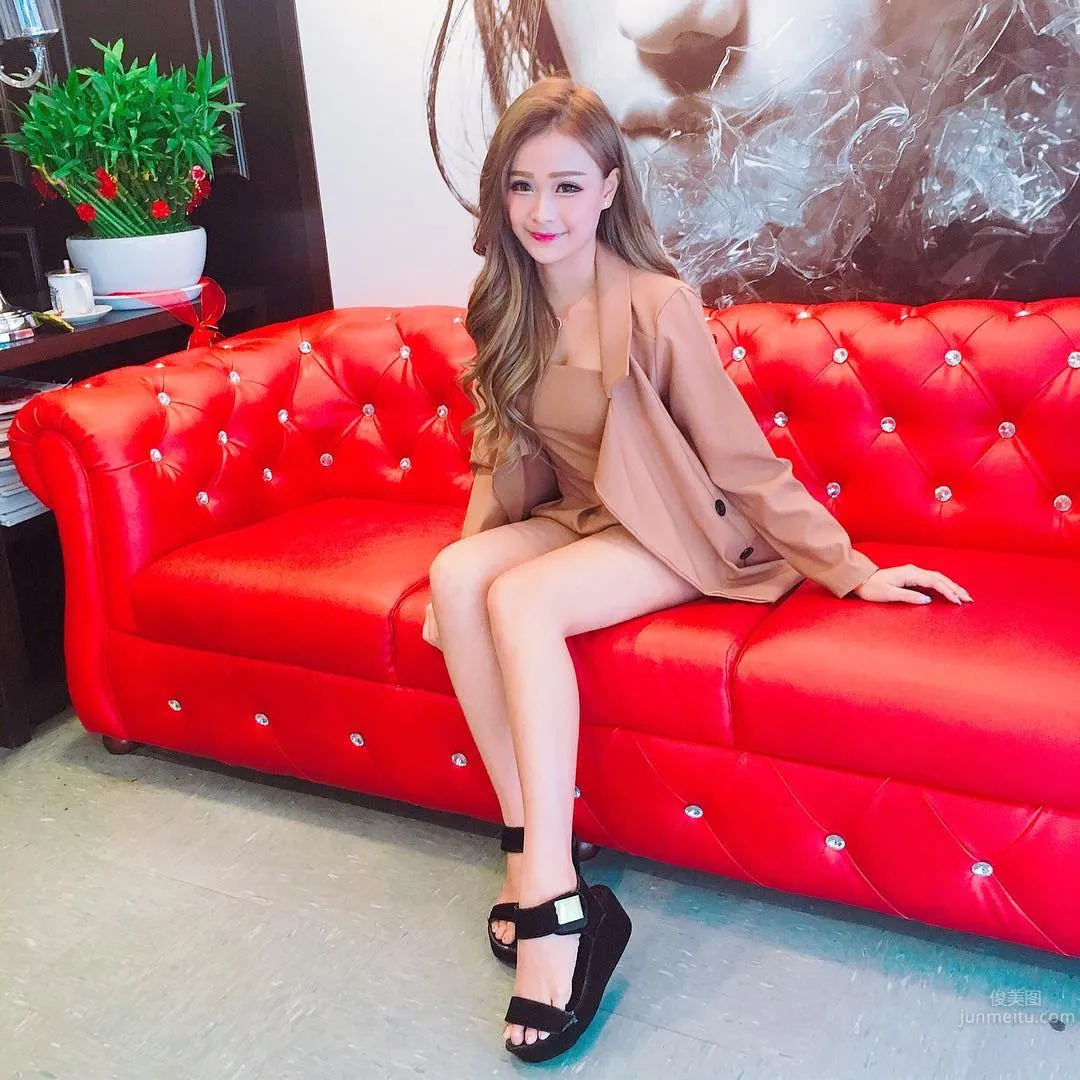 Beautiful Makeup Artist Suki Yap, Proud Cleavage Hot Enough to Flip photo 28