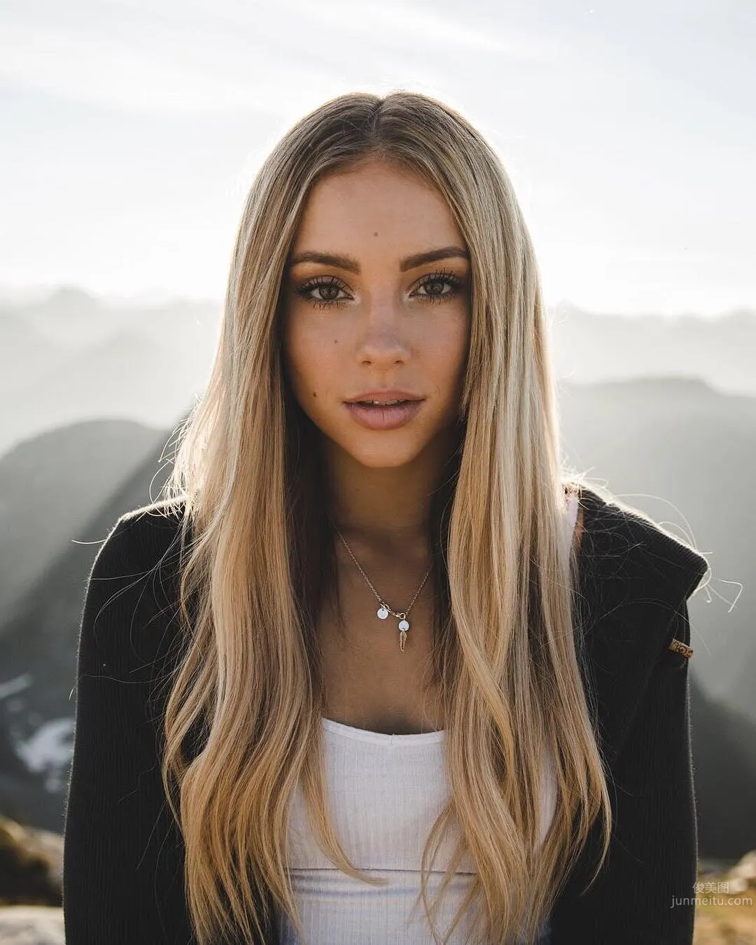 Charly Jordan前後必殺！性感正妹緊實小蠻腰 40