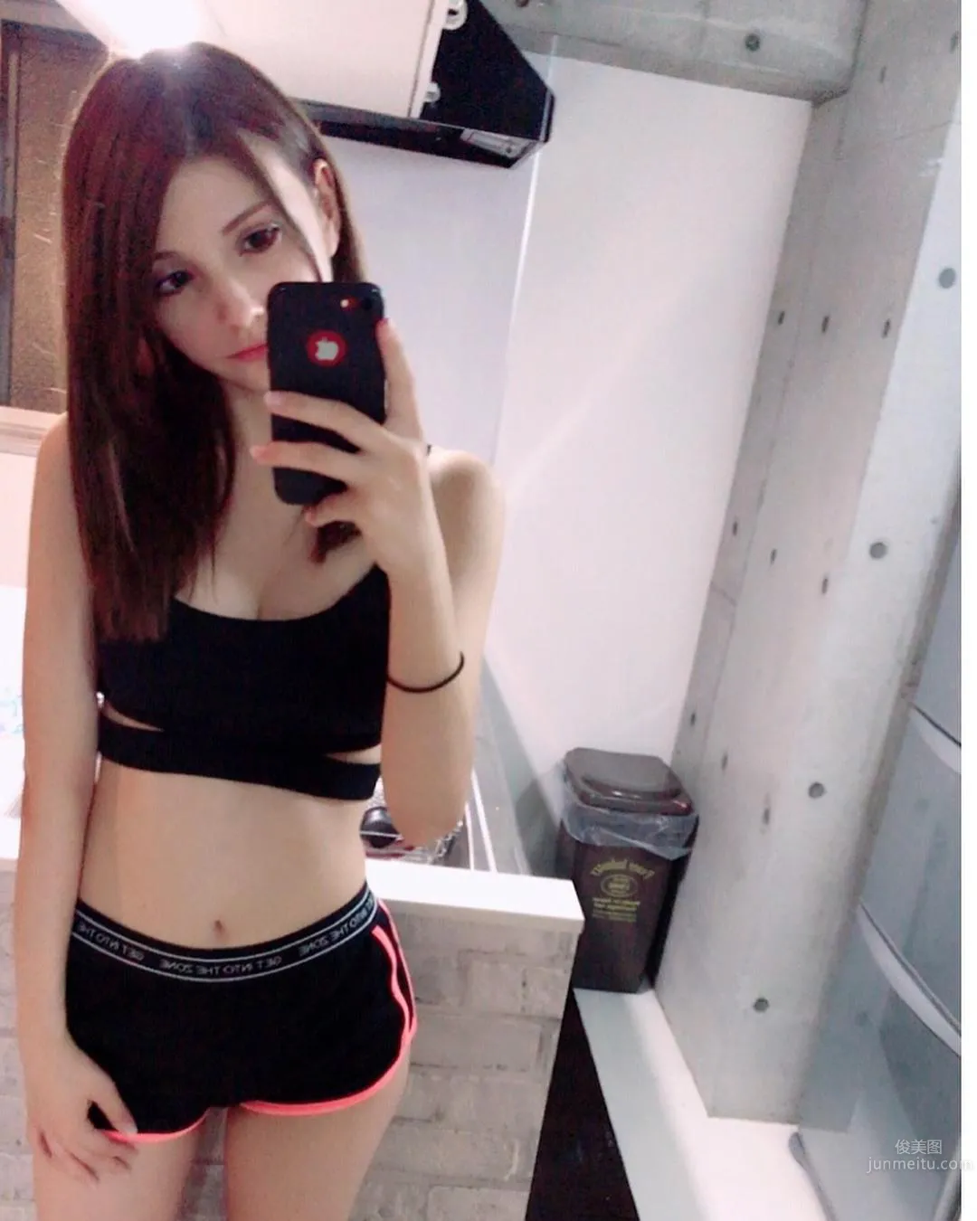 Four-Country Mixed-Race Beauty Karoeru, Chest-Pushing Fitness Moves Super Professional photo 7