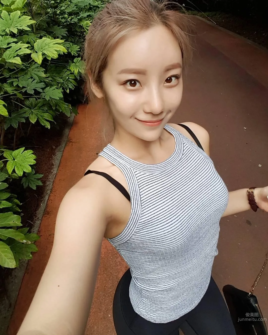 South Korea's Hottest Pilates Instructor, Hip Lifting Exercise Pose Too Outrageous photo 19