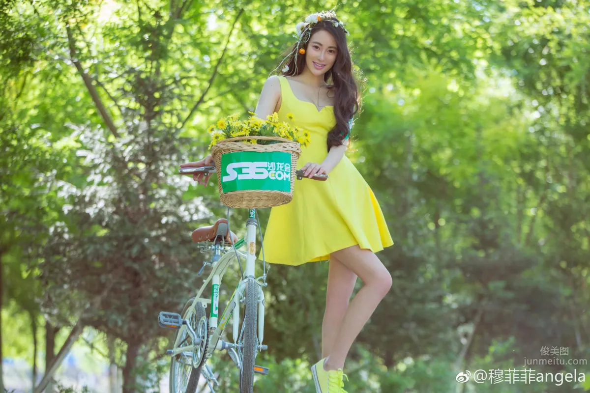 Yellow Shirt Beauty Mu Feifei, Refreshing Outdoor Beautiful Photo photo 9