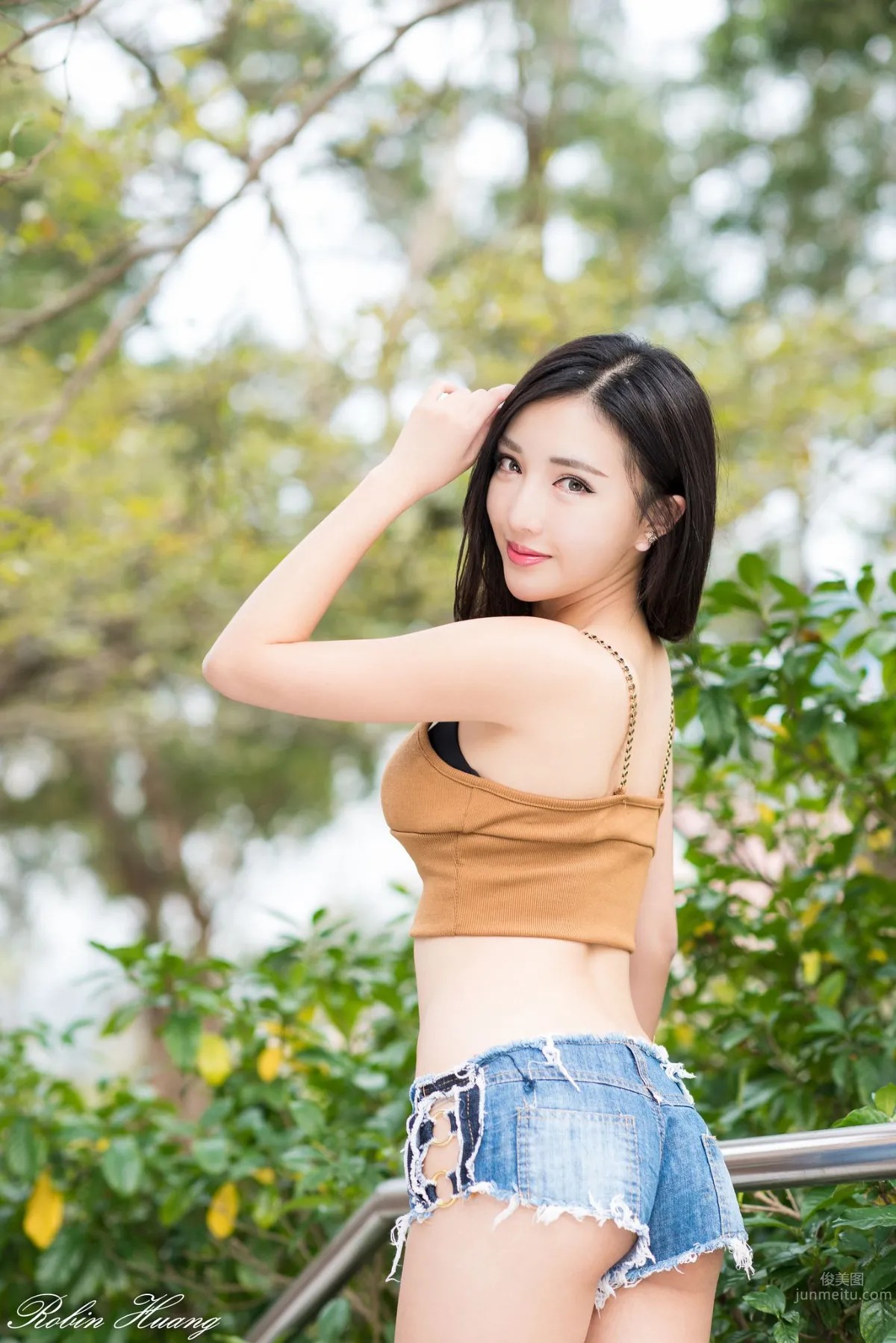 趙芸- 成熟女人寫真之深紅開胸長裙 18
