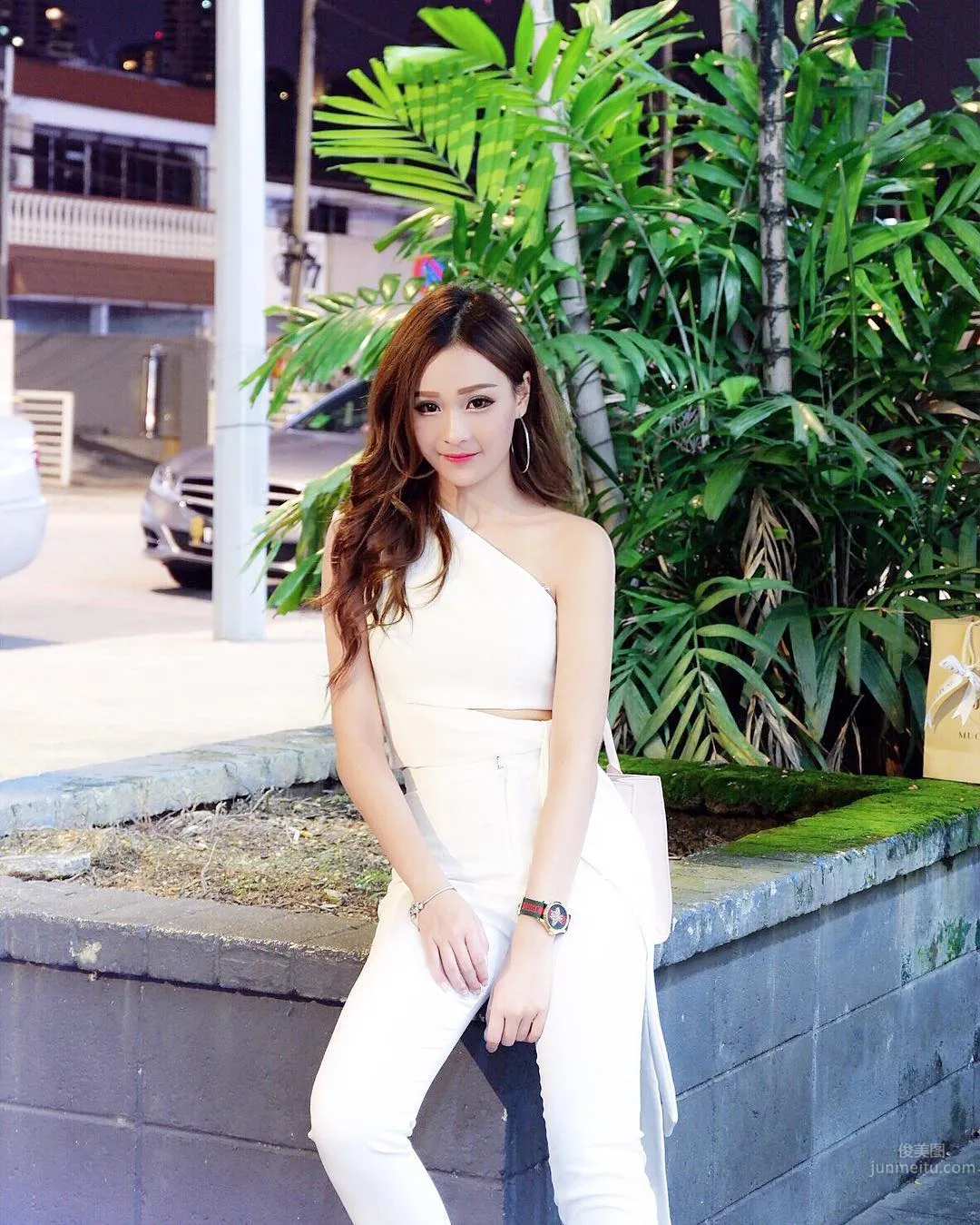 Beautiful Makeup Artist Suki Yap, Proud Cleavage Hot Enough to Flip photo 22