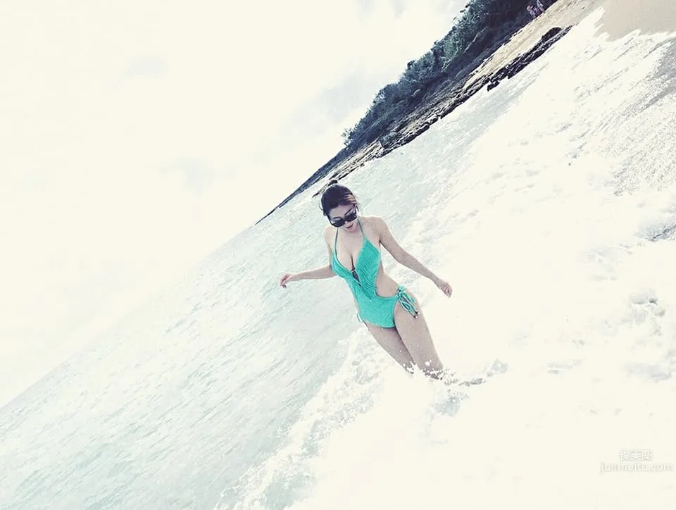 Pretty Counter Girl Xie Peipei, Beach Bikini Playing in the Water photo 11