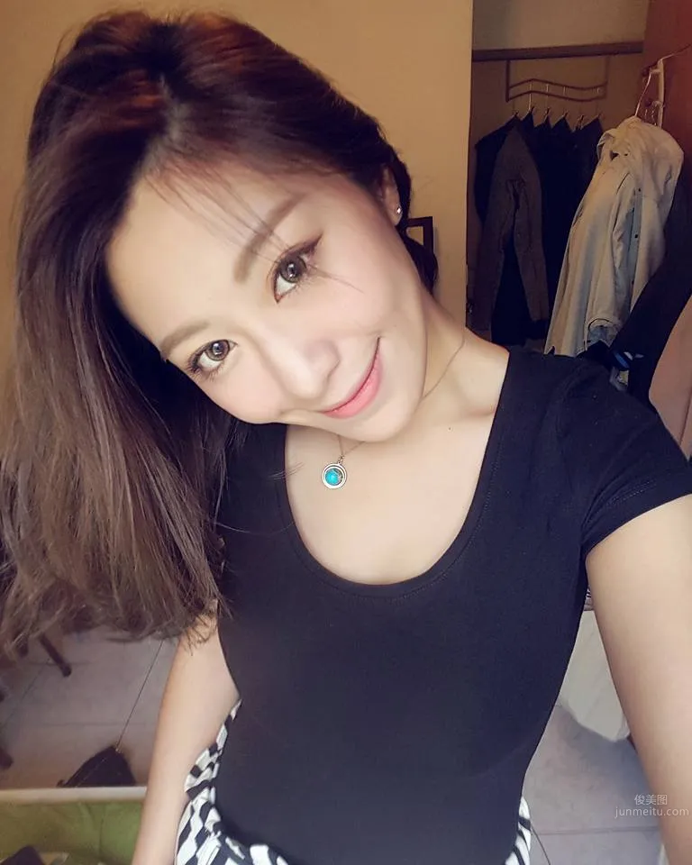 Pretty Counter Girl Xie Peipei, Beach Bikini Playing in the Water photo 3