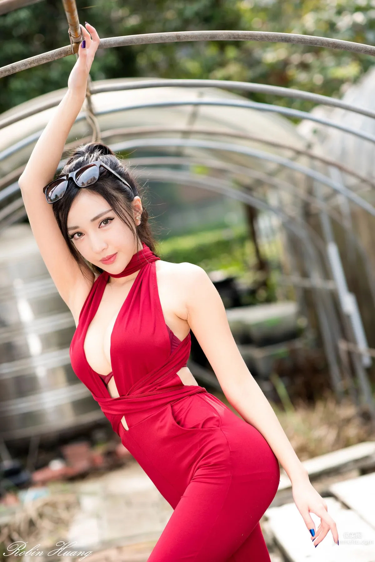 趙芸- 成熟女人寫真之深紅開胸長裙 7