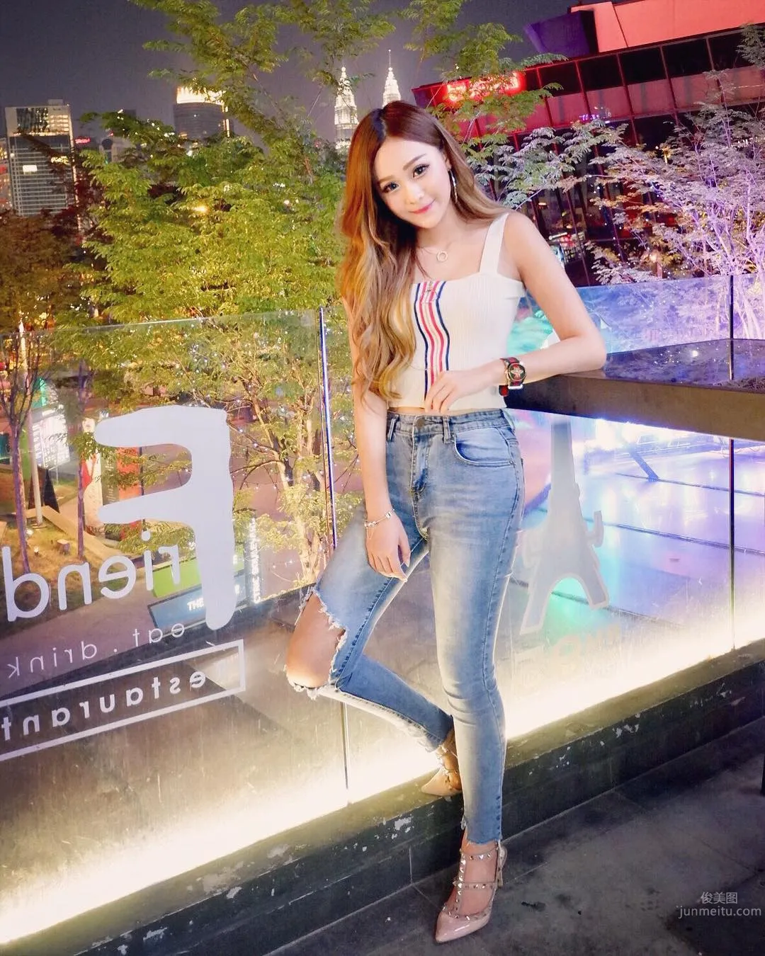 Beautiful Makeup Artist Suki Yap, Proud Cleavage Hot Enough to Flip photo 32