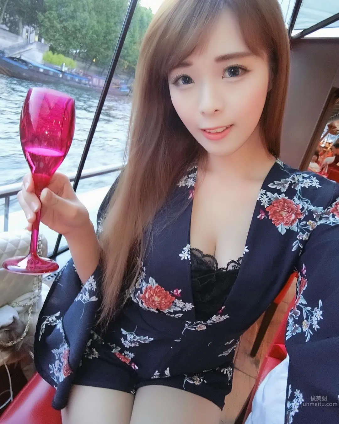 Zhang Xiaorou, Super Hot Online Shop Owner photo 16