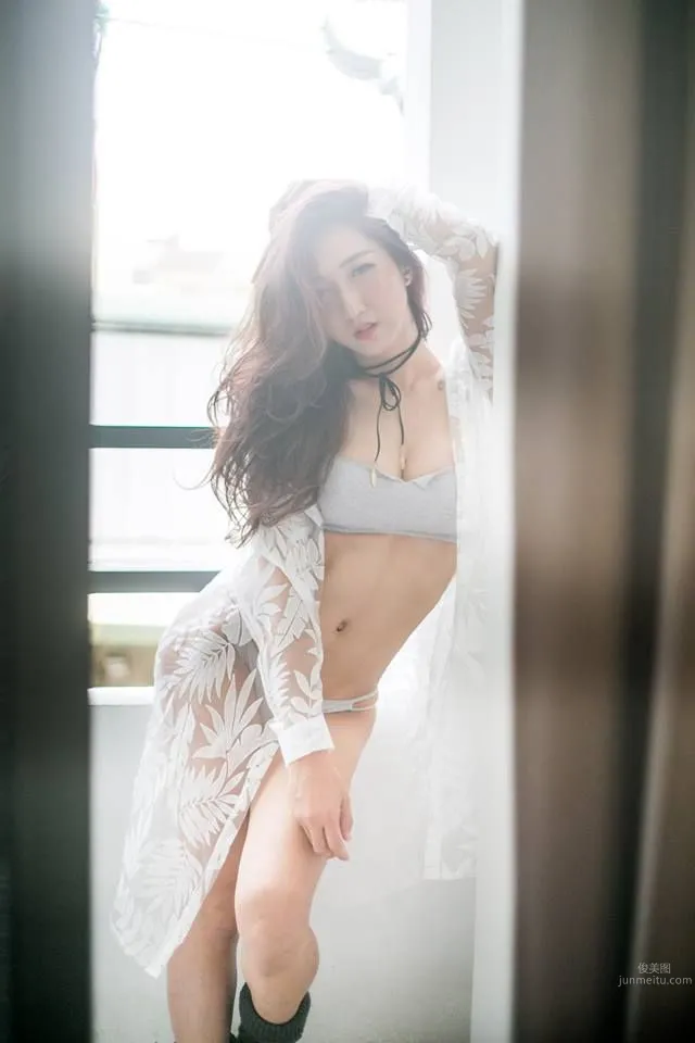 The Volleyball Goddess Is Right by the Window! The Wildest Figure Under Soft White Light photo 3