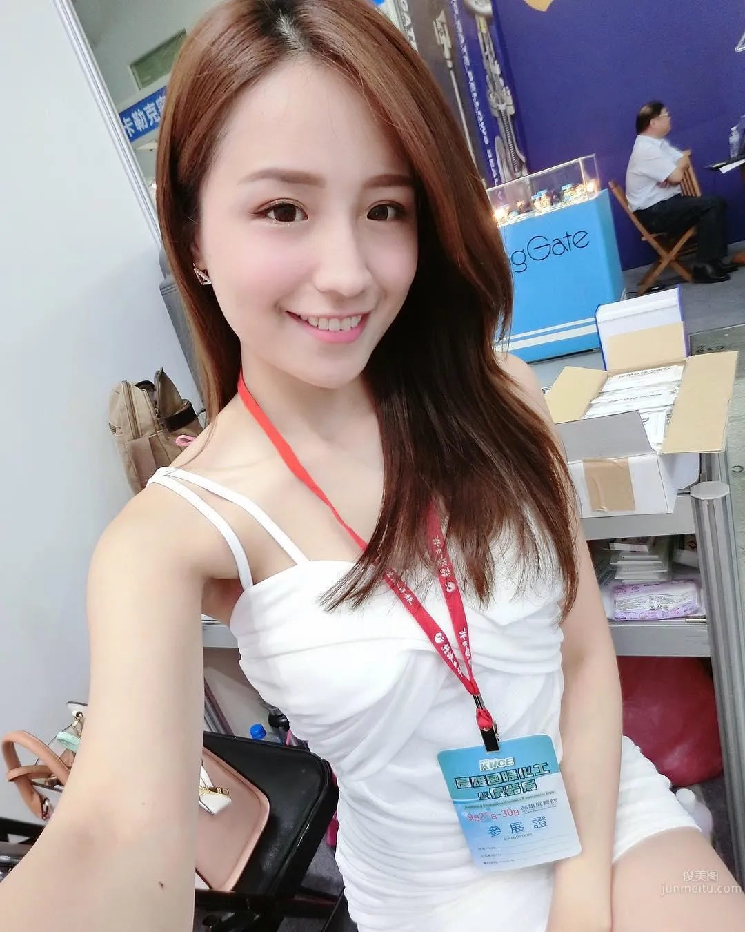高雄正妹Hebbe Cheng 扮笑容最甜美的空姐_27