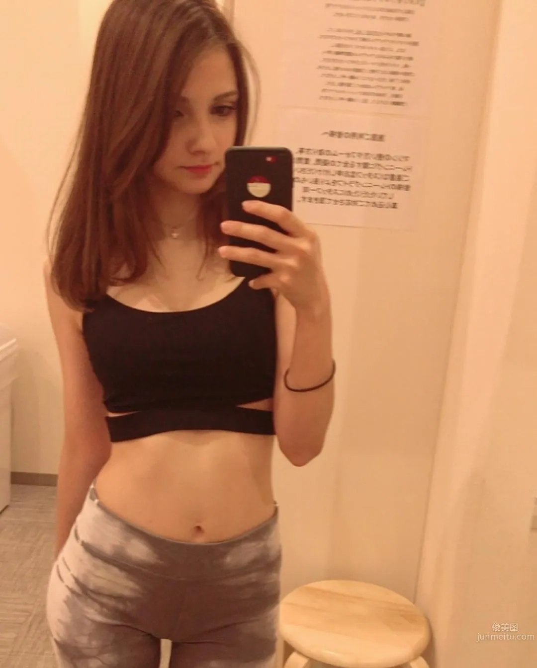 Four-Country Mixed-Race Beauty Karoeru, Chest-Pushing Fitness Moves Super Professional photo 9