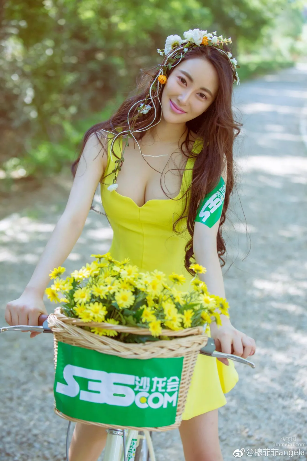 Yellow Shirt Beauty Mu Feifei, Refreshing Outdoor Beautiful Photo photo 1