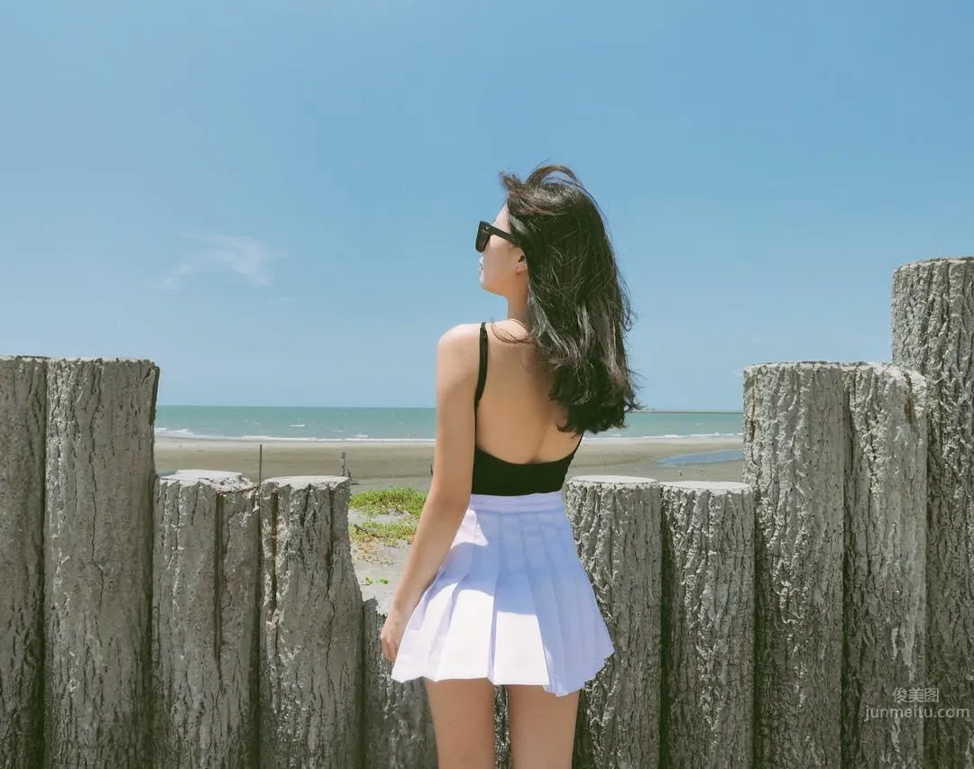 Beautiful Girl Celine Sunbathing at the Beach, Her Round Curves Are So Beautiful photo 14