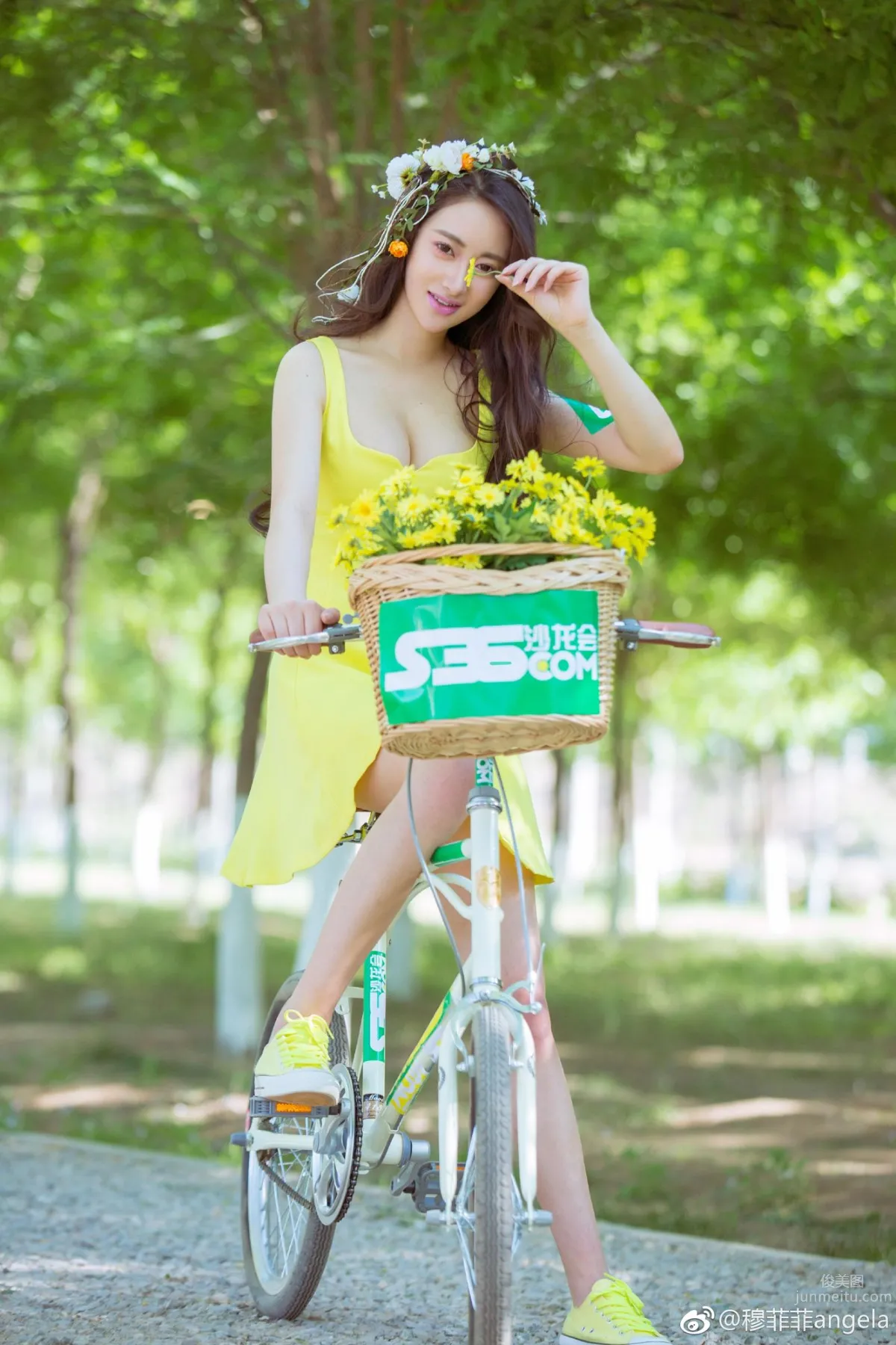 Yellow Shirt Beauty Mu Feifei, Refreshing Outdoor Beautiful Photo photo 6