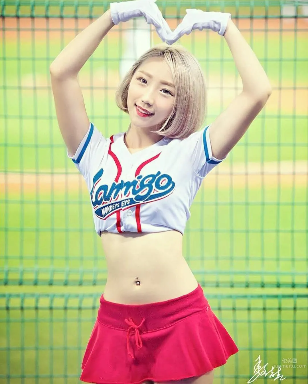 Split Goddess! Gymnast Tu Huini Shows Off Elegant Posture photo 3