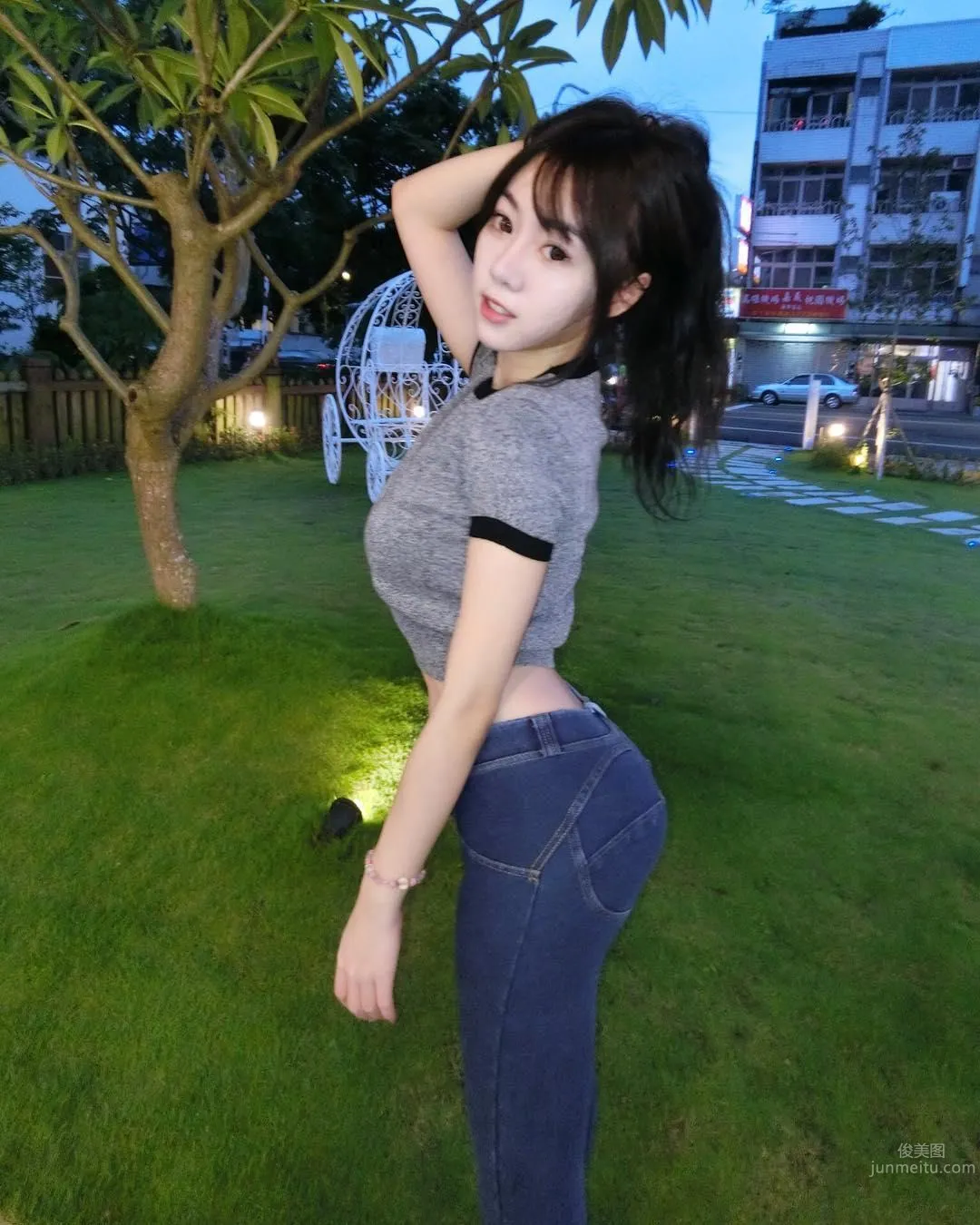 The Little Pony in Finance Is Too Eye-Catching, Fair Skin and Beautiful Looks and Strong Career Ambition photo 41