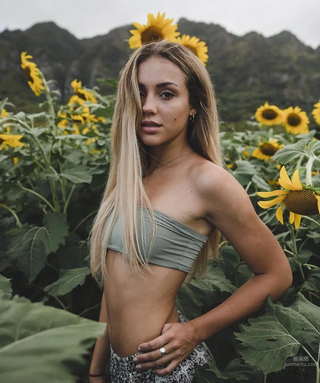 Charly Jordan前後必殺！性感正妹緊實小蠻腰 50
