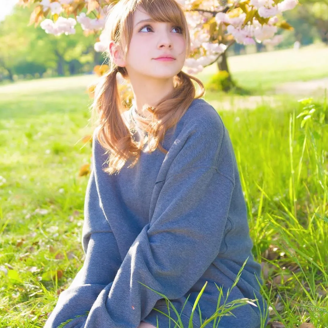 Four-Country Mixed-Race Beauty Karoeru, Chest-Pushing Fitness Moves Super Professional photo 3