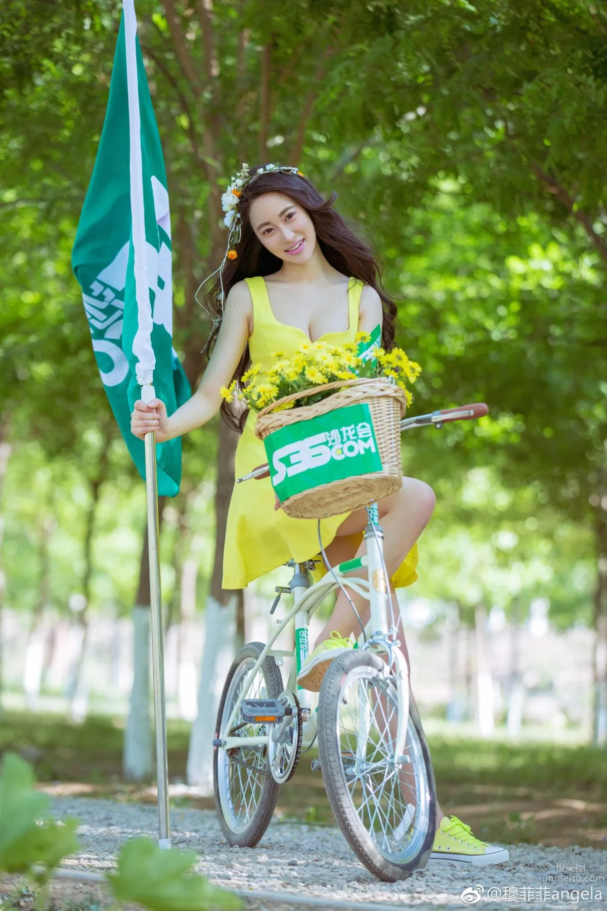Yellow Shirt Beauty Mu Feifei, Refreshing Outdoor Beautiful Photo photo 5