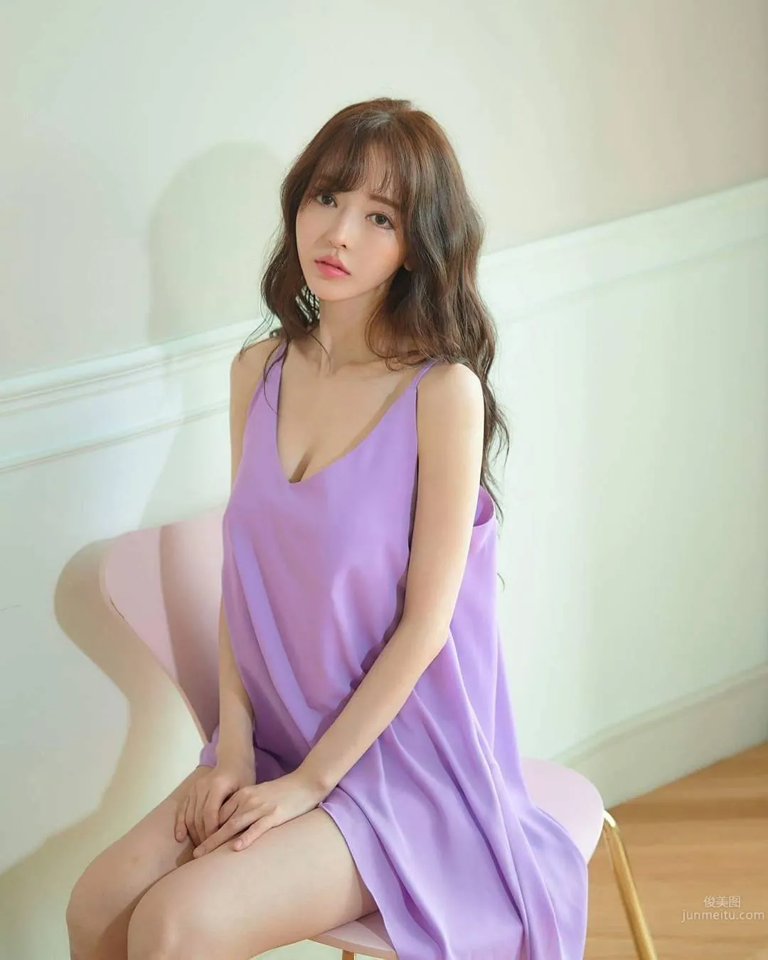 精灵系少女误闯丛林长裙飘扬，不忘对镜头放送爱心舞_23