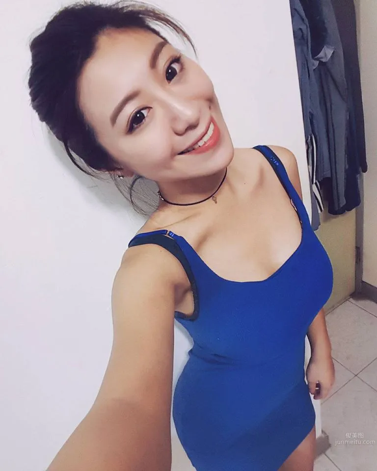 Pretty Counter Girl Xie Peipei, Beach Bikini Playing in the Water photo 8