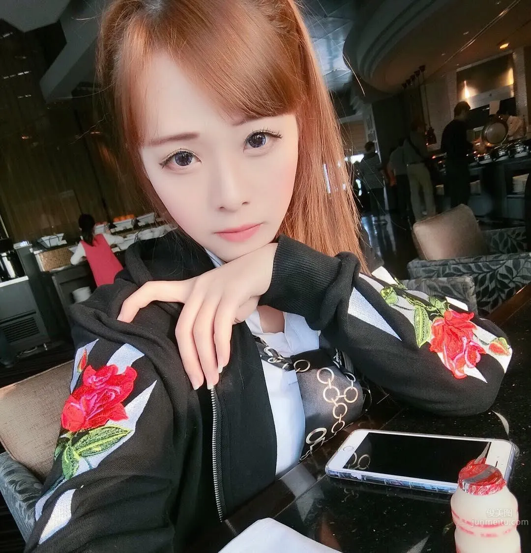Zhang Xiaorou, Super Hot Online Shop Owner photo 30