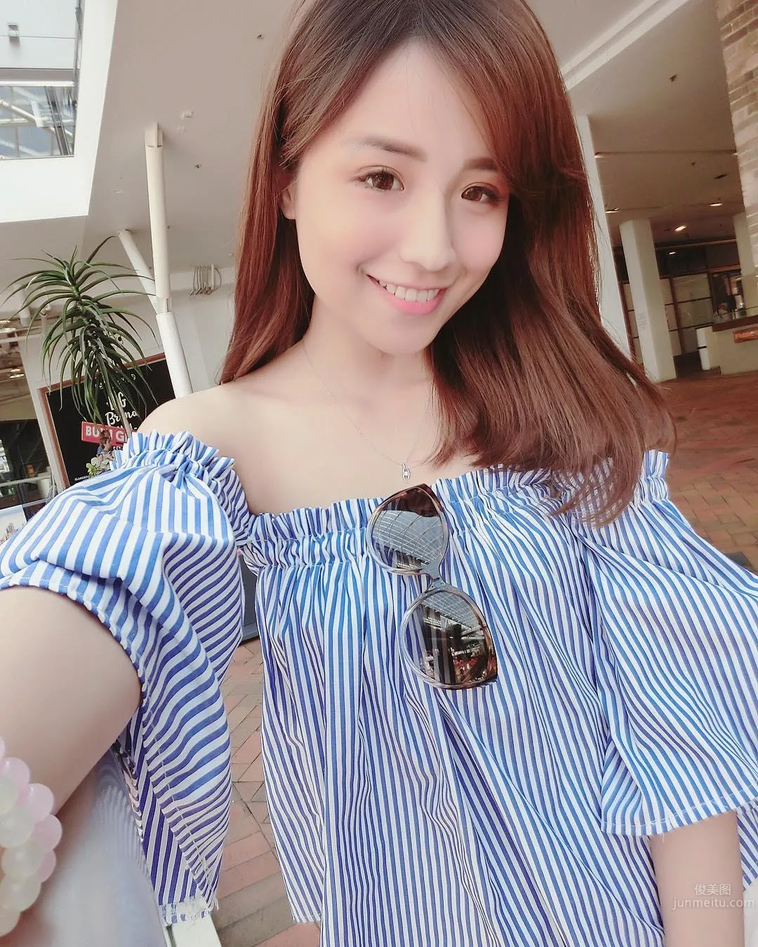 高雄正妹Hebbe Cheng 扮笑容最甜美的空姐_0