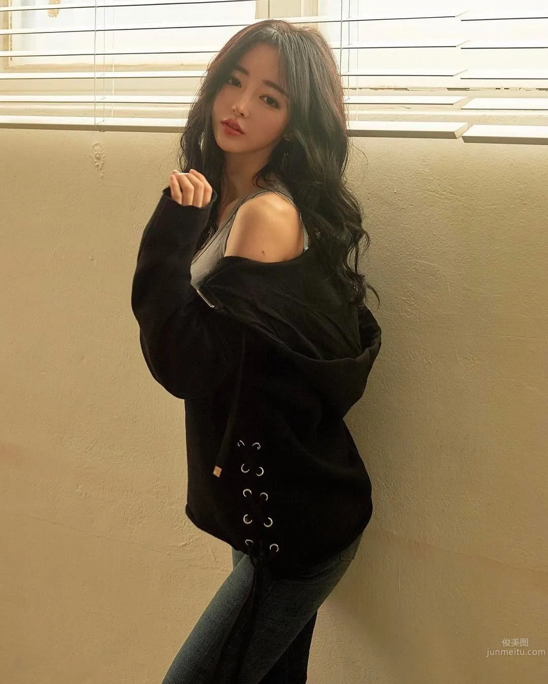 精灵系少女误闯丛林长裙飘扬，不忘对镜头放送爱心舞_11
