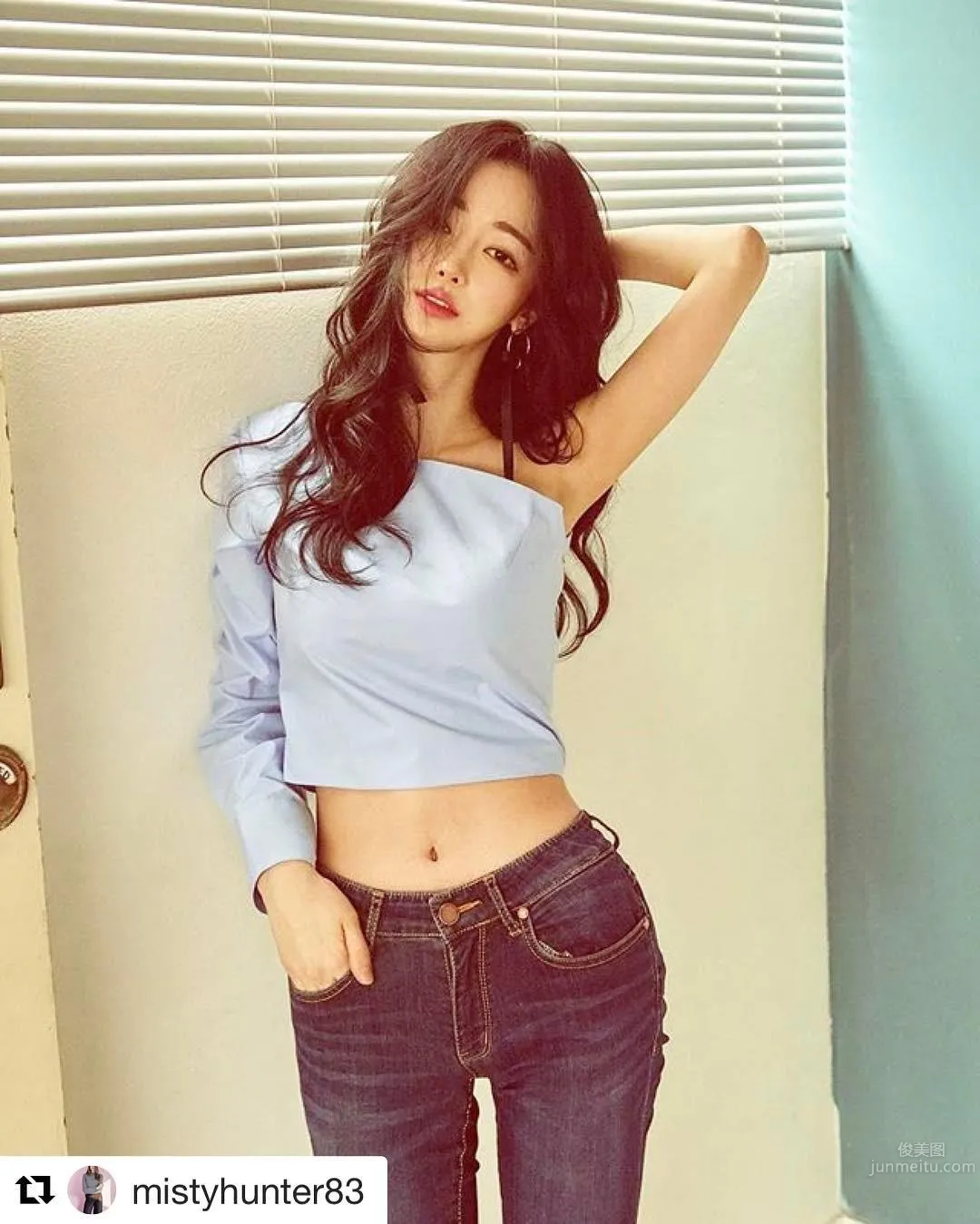 精灵系少女误闯丛林长裙飘扬，不忘对镜头放送爱心舞_12