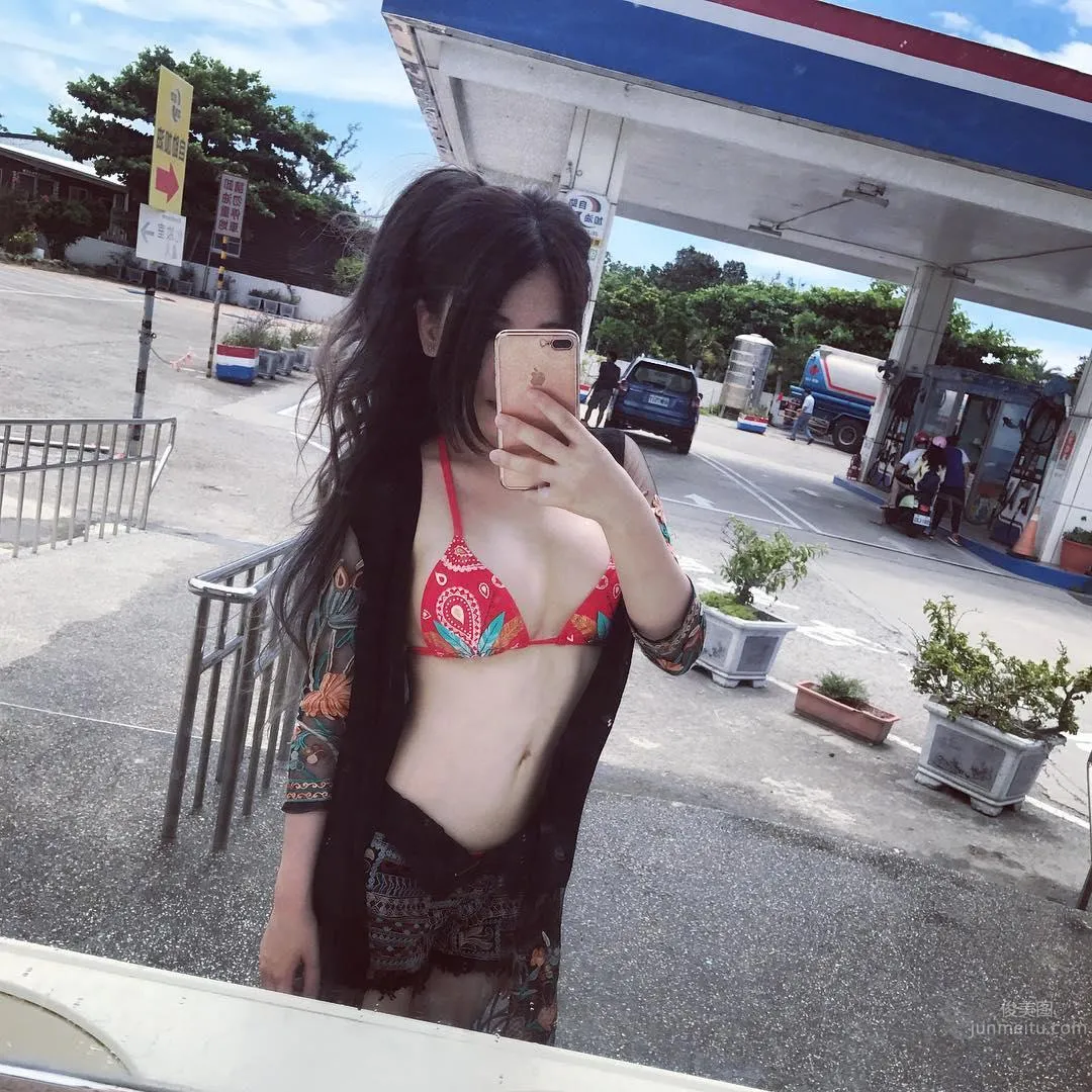 台灣正妹Gogo狗狗 深V上衣Hold不住 24