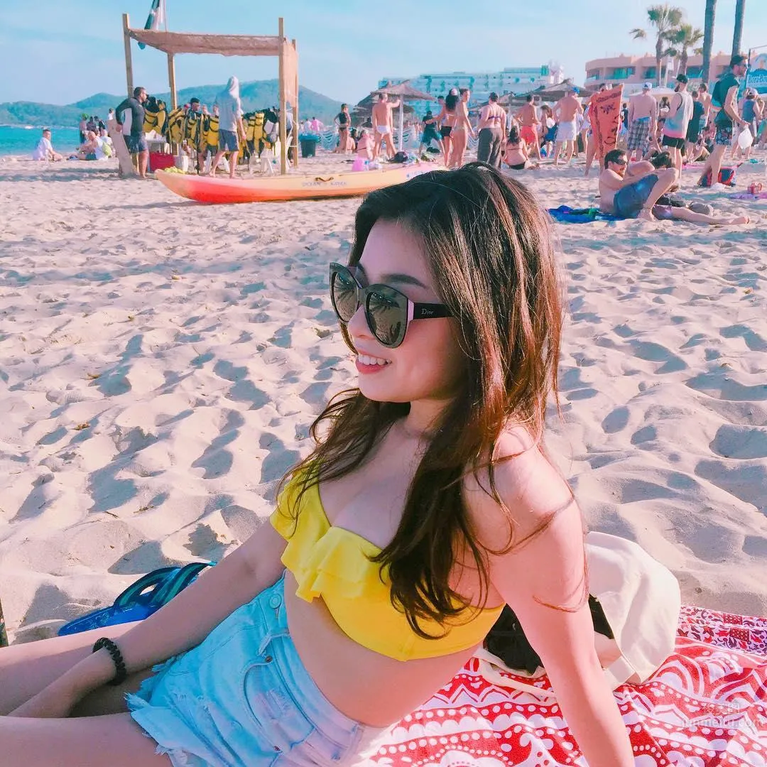 Beautiful Girl Celine Sunbathing at the Beach, Her Round Curves Are So Beautiful photo 1
