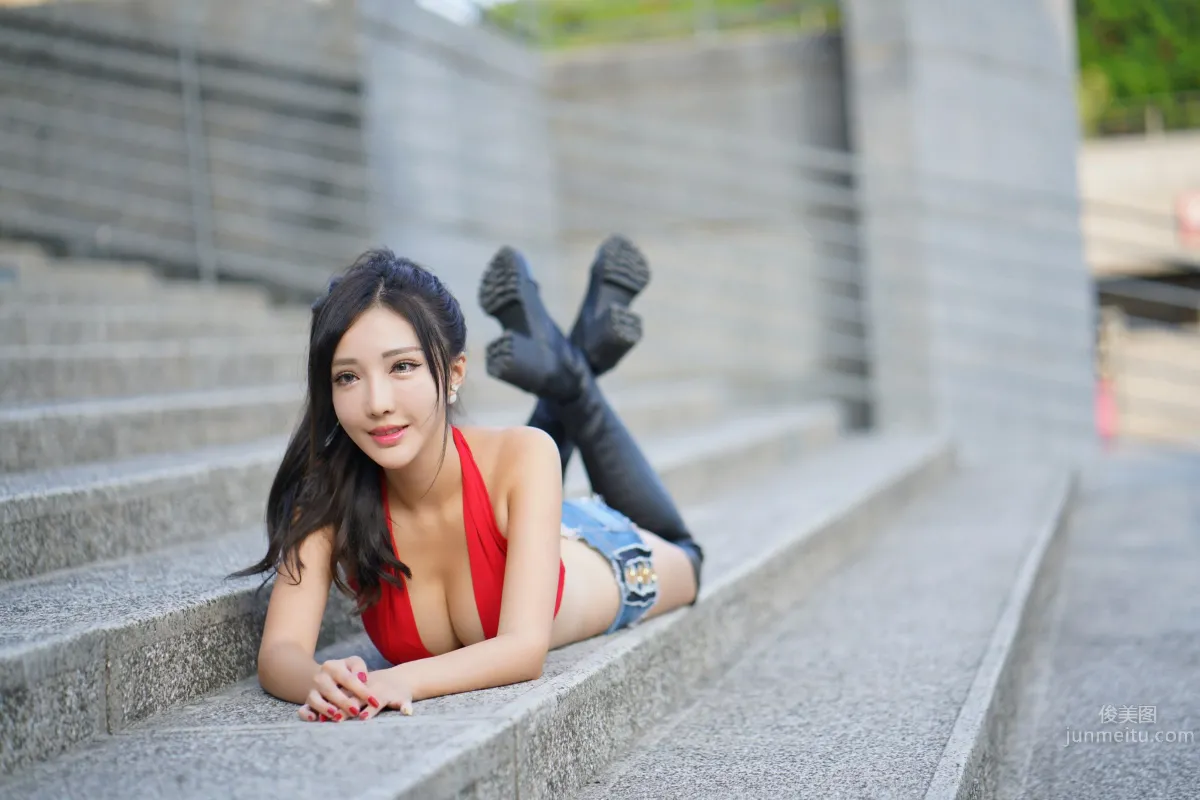趙芸- 成熟女人寫真之紅色開胸背心 29