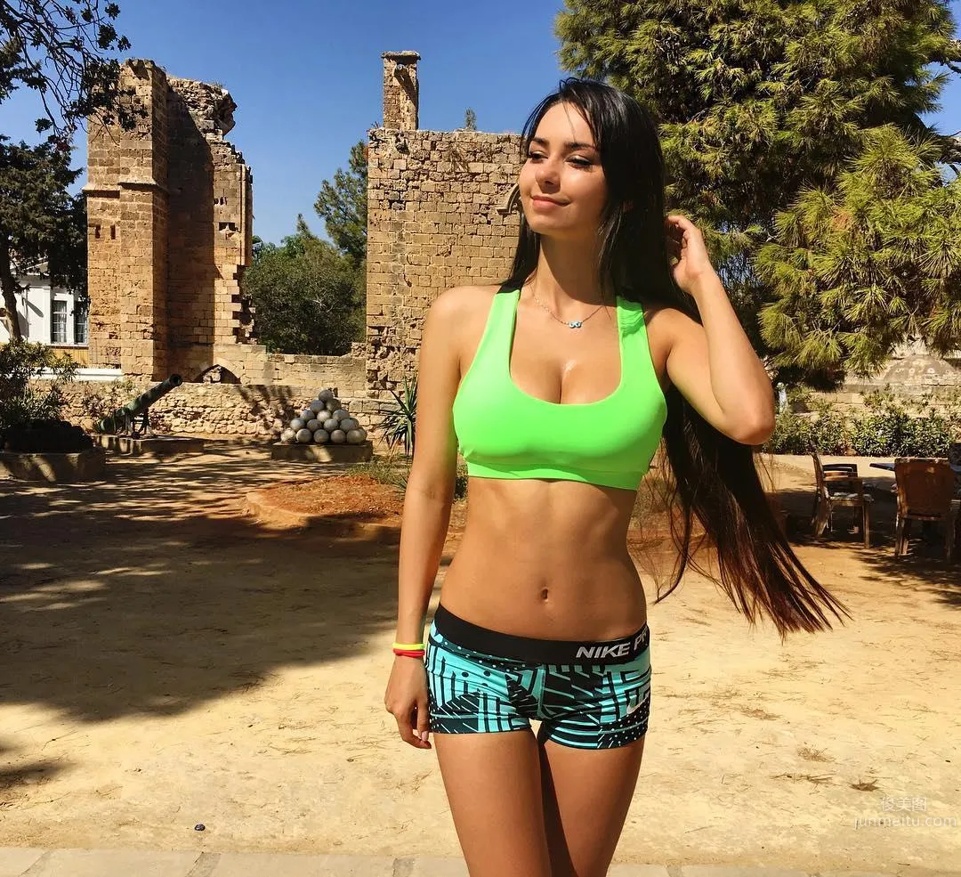 嫩模Helga Lovekaty J羅的正牌女友 2