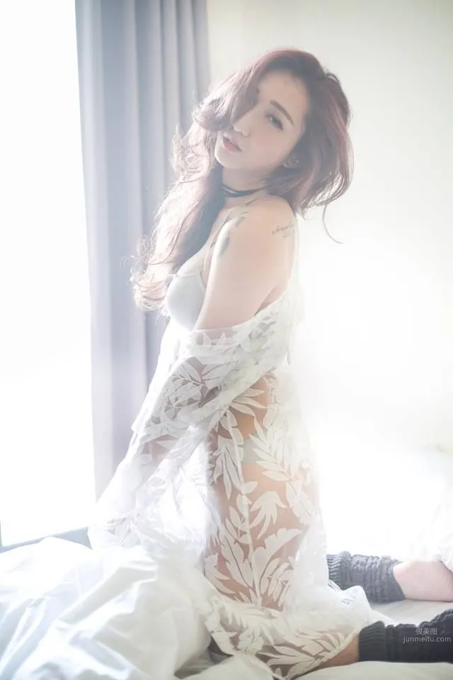 The Volleyball Goddess Is Right by the Window! The Wildest Figure Under Soft White Light photo 2