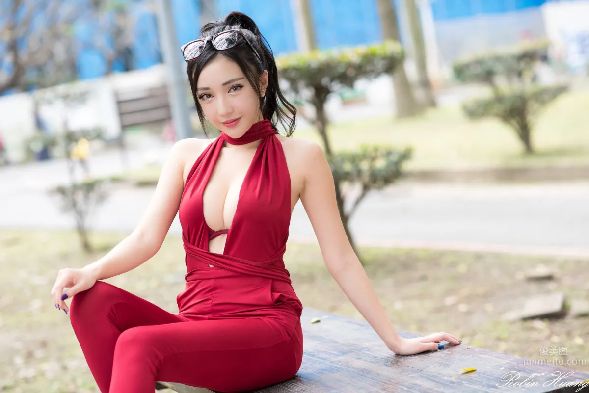 趙芸- 成熟女人寫真之深紅開胸長裙 4