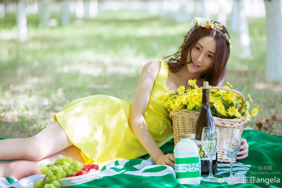 Yellow Shirt Beauty Mu Feifei, Refreshing Outdoor Beautiful Photo photo 12