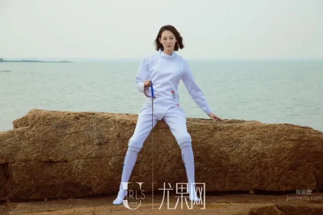 銀劍女郎付藝軒 海邊沙灘秀美腿