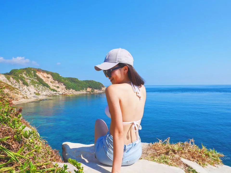 Beautiful Girl Celine Sunbathing at the Beach, Her Round Curves Are So Beautiful photo 17