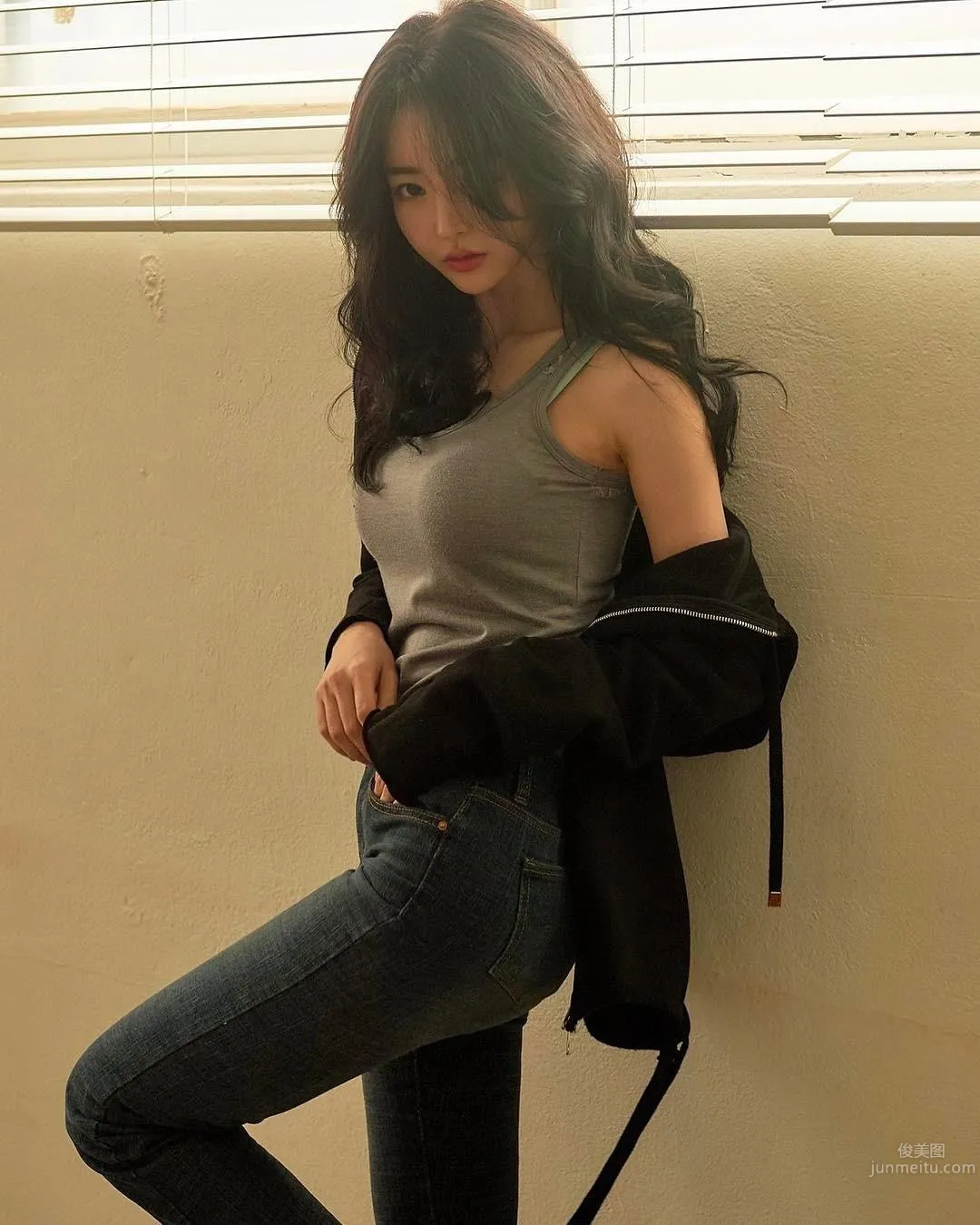 精灵系少女误闯丛林长裙飘扬，不忘对镜头放送爱心舞_15